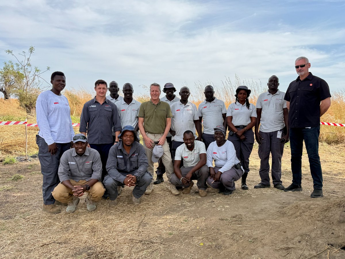UNMAS's tweet image. #UNMAS welcomed H.E. Philippe Michel-Kleisbauer, the French Ambassador to Gondokoro, near Juba, to witness #mineaction operations firsthand. The Ambassador commended the resilience of communities, the efforts of the teams and female deminers as role models in #SouthSudan