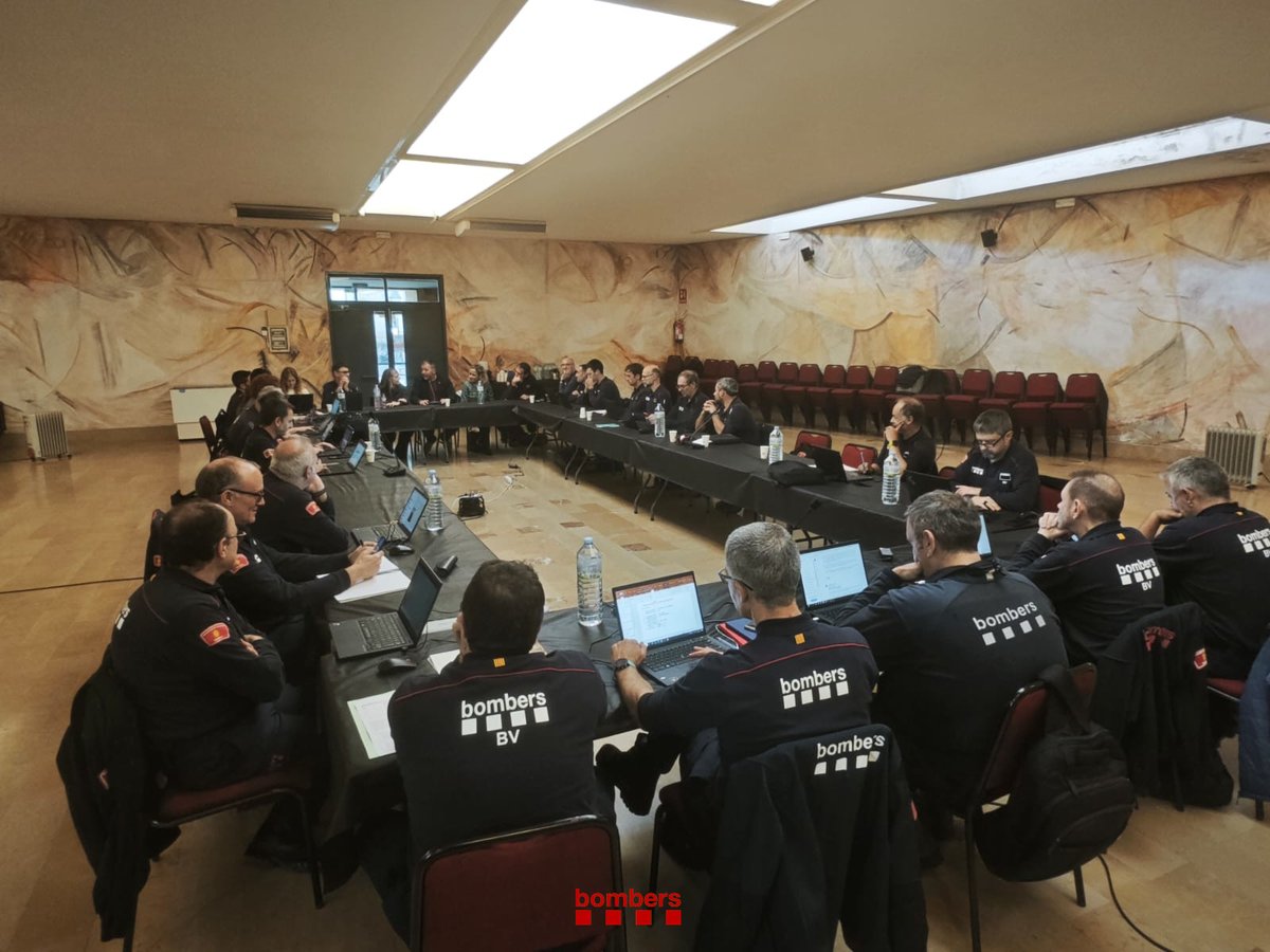 bomberscat's tweet photo. 📍 Aquesta tarda, a Tivissa #RETerresEbre se celebra una nova reunió del Consell de Bombers Voluntaris #bomberscat. Durant la trobada, s’aborden diversos temes rellevants per al col·lectiu #BBVV. https://t.co/ZvU6DUBaTY