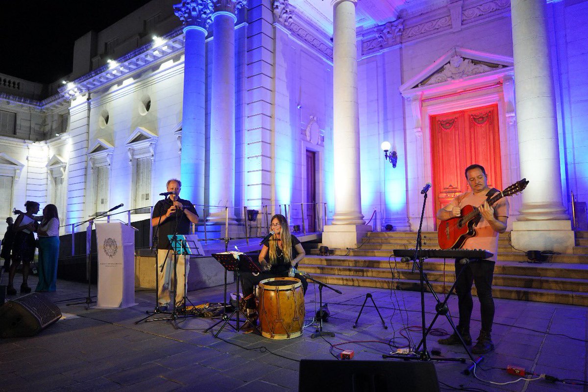 Hicimos entrega de la distinción “Raúl Alfonsín” en la Legislatura, un reconocimiento a quienes todos los días construyen ciudadanía y la democracia, comprometiéndose con una sociedad más justa y participativa. 🙌🏻
Canticuenticos se llevó mí distinción especial 🫶🏻 porque con sus