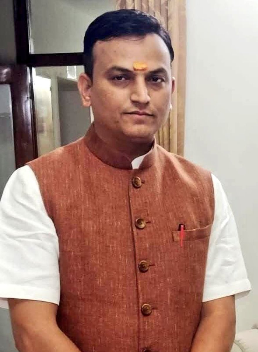 सादर श्रद्धांजलि 🙏
सामाजिक और दान-पुण्य के कार्यों में हमेशा अग्रणी रहने वाले श्री दलपत जी राजपुरोहित का निधन समाज के लिए बड़ी क्षति है। ईश्वर दिवंगत आत्मा को अपने श्री चरणों में स्थान दें और परिवार को शक्ति प्रदान करें। 🥲