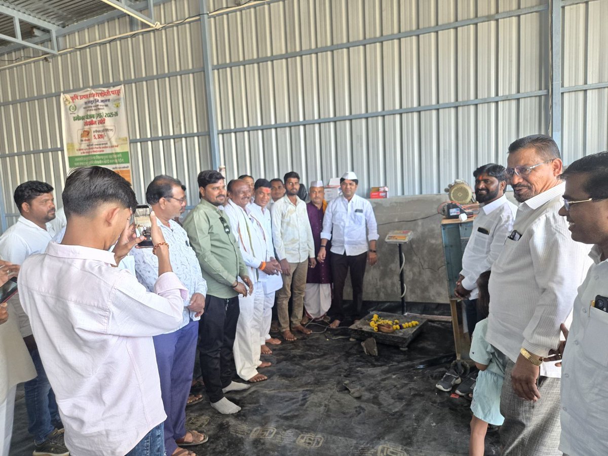 माजी मंत्री आमदार बबनराव लोणीकर साहेब यांच्या सूचनेवरून कृषी उत्पन्न बाजार समिती परतुर  येथे नाफेड हमीभाव सोयाबीन खरेदी केंद्राचा भव्य शुभारंभ संपन्न झाला.

याप्रसंगी उपस्थित बाजार समितीचे उप सभापती संभाजी वारे,शत्रुघ्न कणसे यासह मोठ्या संख्येने शेतकरी व नागरिकांची उपस्थिती होती.