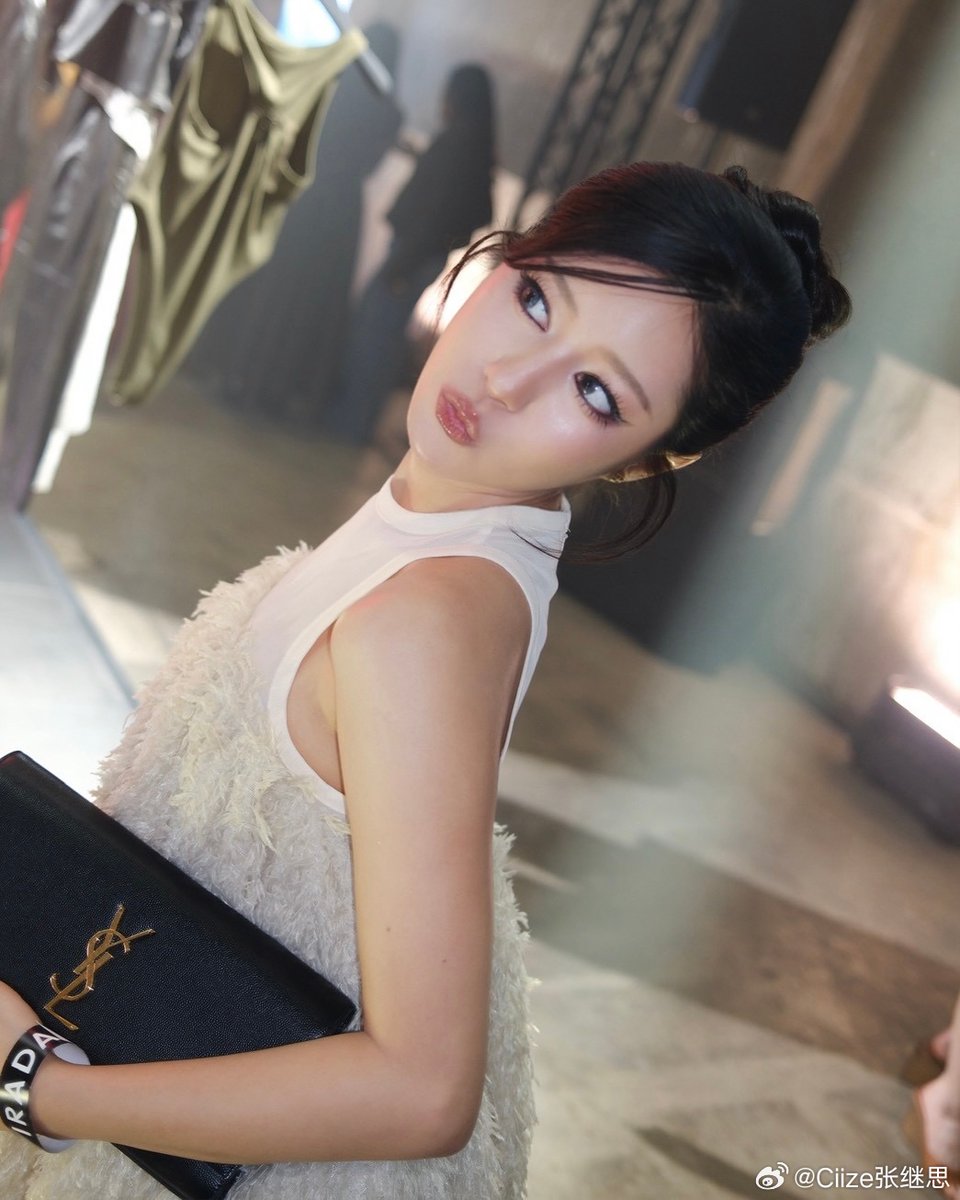 CiizeDaisy's tweet image. [Ciize Update] Weibo 111225

(😜)

Weibo : Ciize张继思
🔗 weibo.com/7929832479/QhU…

#ciizezphr #CiizeRutricha #MyFanze