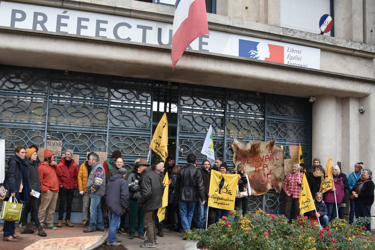 #DNC : la Confédération paysanne mobilisée devant les préfectures, pendant que les collègues bloquent une ferme en #Ariège. Ici dans l'Allier : nos demandes ne changent pas : 
👉 arrêt de l'abattage total 
👉vaccination élargie
👉changer la classification de la #DNC de A à B 🇪🇺