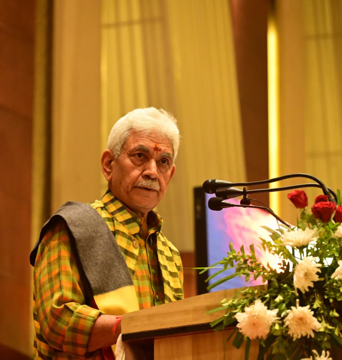 CentralSanskrit's tweet image. श्री कैलख ज्योतिष एवं वैदिक संस्थान ट्रस्ट, जम्मू के 14वें स्थापना दिवस पर आयोजित “श्री कैलख संस्कृत रत्न पुरस्कार 2025 में @CentralSanskrit कुलपति प्रो. @shrivarakhedi को सम्मानित किया गया। समारोह के मुख्य अतिथि श्री @manojsinha_,उपराज्यपाल J&amp;amp;K
  जगद्गुरु स्वामी श्री…