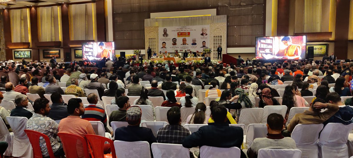 CentralSanskrit's tweet image. श्री कैलख ज्योतिष एवं वैदिक संस्थान ट्रस्ट, जम्मू के 14वें स्थापना दिवस पर आयोजित “श्री कैलख संस्कृत रत्न पुरस्कार 2025 में @CentralSanskrit कुलपति प्रो. @shrivarakhedi को सम्मानित किया गया। समारोह के मुख्य अतिथि श्री @manojsinha_,उपराज्यपाल J&amp;amp;K
  जगद्गुरु स्वामी श्री…