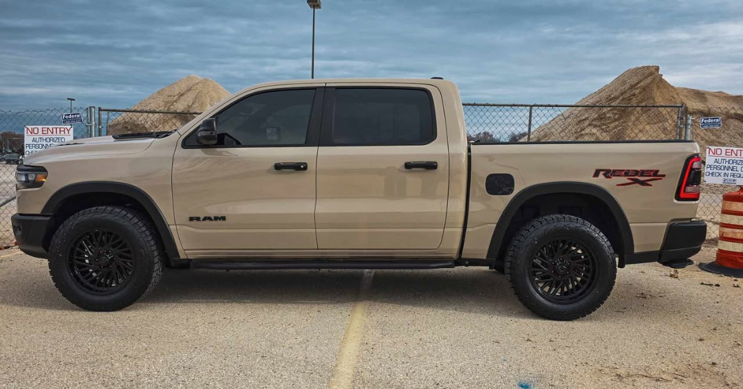 CustomWheelsExp's tweet image. 🚧🚧🚧Caution🚧🚧🚧
2025 Ram 1500 Rebel 4x4 sittin' on a set of 20x10 @TISWheels 553B wheels ready to get dirty at work.

Shop the TIS 553 -&amp;gt; ow.ly/c4cU50XFGCO

@ATDWheels #TEAMTIS #Ram1500 #RebelTruck #TISWheels