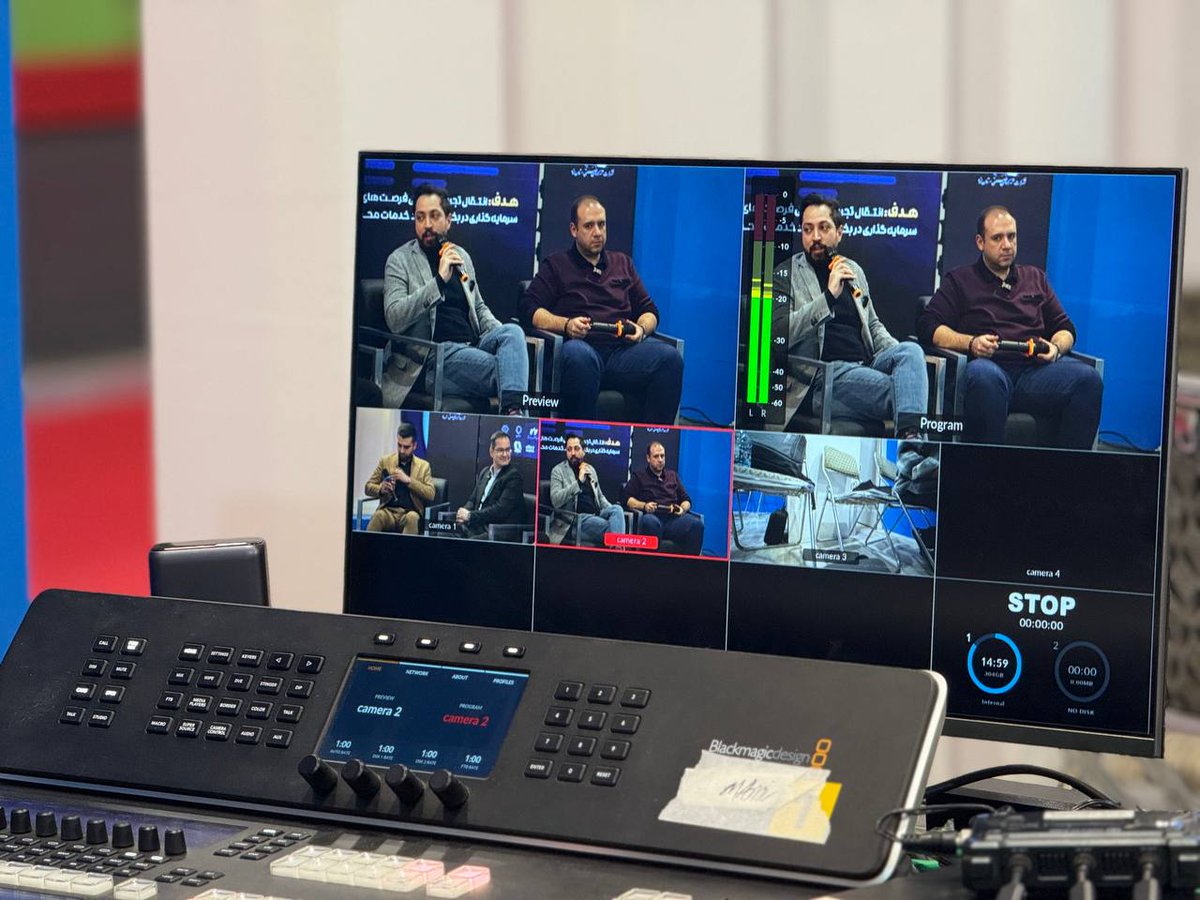 استیج رویداد «توسعه اقتصاد خدمات‌محور یزد» که با همکاری و حمایت #فیناپ درحال برگزاریه خیلی جذاب داره پیش می‌ره.

 تیم اجرایی این رویداد خیلی خفن و خوبن و خیلی جوان.
بابت این همکاری و آثار آینده‌ش خوشحالم.

#یزد
#فینتک