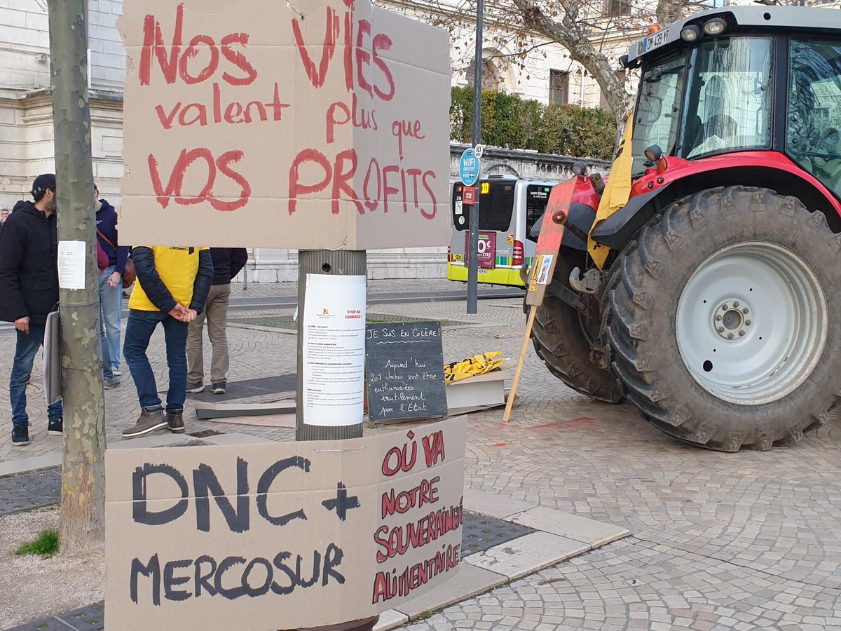 ConfPaysanne's tweet image. #DNC : dans la #Loire la Confédération paysanne devant la préfecture cet après-midi où elle a été reçue par le préfet.
👉 arrêt de l'abattage total  
👉 vaccination élargie
👉 changer la classification de A à B 🇪🇺