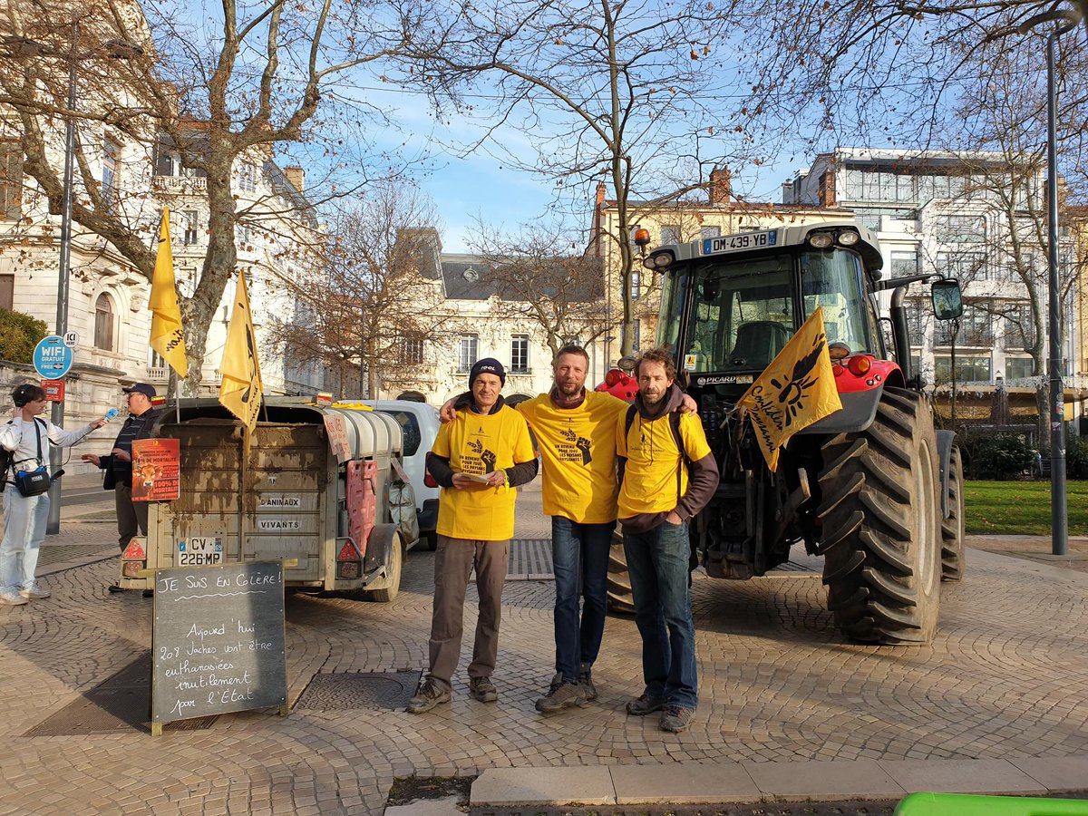 ConfPaysanne's tweet image. #DNC : dans la #Loire la Confédération paysanne devant la préfecture cet après-midi où elle a été reçue par le préfet.
👉 arrêt de l'abattage total  
👉 vaccination élargie
👉 changer la classification de A à B 🇪🇺
