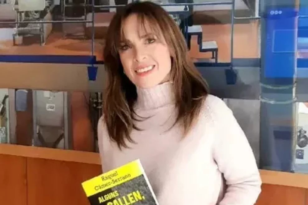 PagesEditors's tweet photo. “La novel·la negra és la gran novel·la social d’avui dia”
A @SEGREcom entrevisten @Raquel_GSerrano amb motiu de la publicació de la seva darrera novel·la, 'Alguns callen, altres maten' (📖https://t.co/u3Onk0m8OB)

🖋️https://t.co/0Caul6gEFM https://t.co/IQ3DtDeVm4
