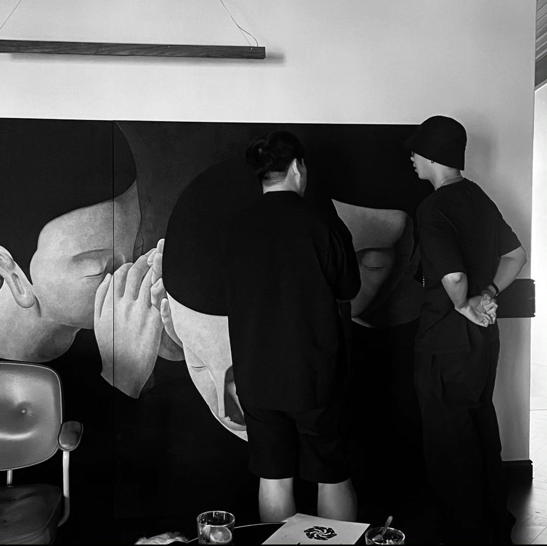 KNJsSource's tweet image. 📰 ‘Sound of Eternity,’ owned by #RM, is being displayed at  the Space K Seoul.

Space K is holding Moonassi’s solo exhibition 'The Season We Fade Away'. A total of 32 works are on display, including a piece from RM’s personal collection unveiled for the first time.…