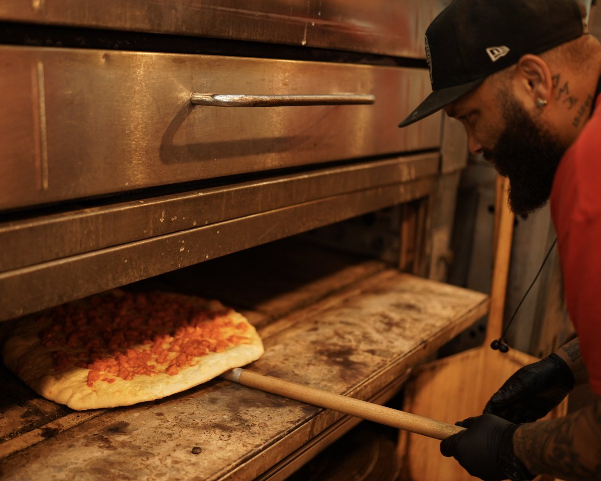 EddieandSams's tweet image. At Eddie &amp;amp; Sam’s NY Pizza, every pie starts with real craft, real passion, and that true New York flavor Tampa loves. 🍕🔥
Craving a slice? Swing by downtown Tampa or order for pickup — your next favorite pizza is waiting!
#EddiesAndSams #TampaEats #NYStylePizza #PizzaLovers