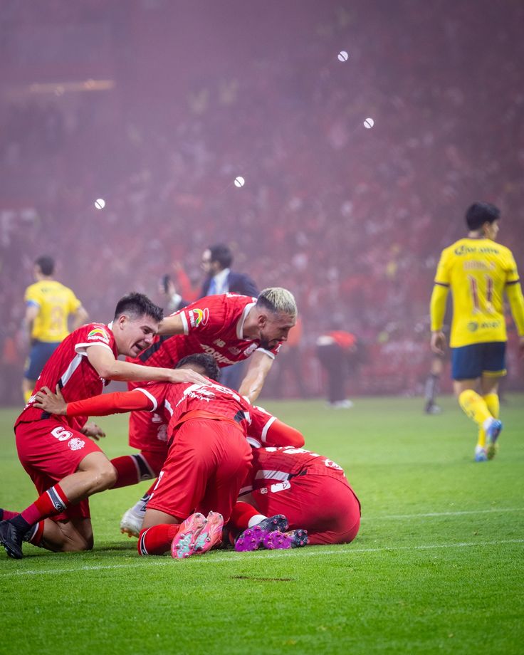 gonzumaya's tweet photo. Que el balón ruede a nuestro favor 👹🏆🏆 https://t.co/mCXGLNpXP0