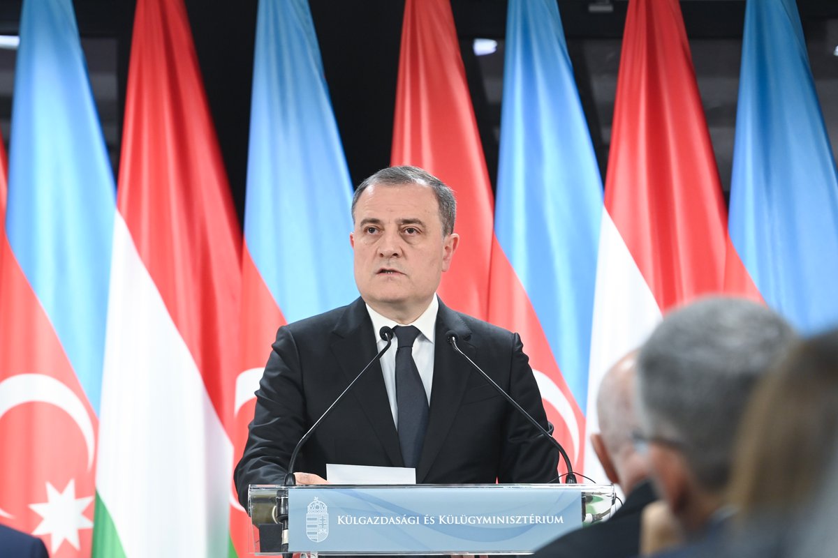 AzerbaijanMFA's tweet photo. A press conference was held following the 3rd Meeting of the Azerbaijan–Hungary Strategic Dialogue.
 
The sides reviewed progress across political, economic, energy, transport, environmental, & humanitarian cooperation, emphasizing the continued strengthening of the strategic partnership between Azerbaijan & Hungary.
 
It was noted that the agreements reached during the meeting will further enhance bilateral collaboration & contribute to stability, connectivity, & sustainable development initiatives across the wider region. 🇦🇿🇭🇺