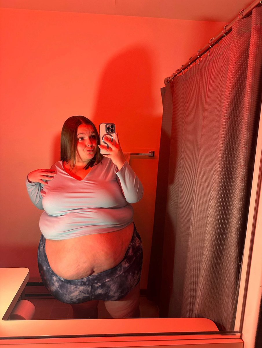 biggirlabby's tweet image. Am i too chubby for my age with 22? (500lbs) 🤓
