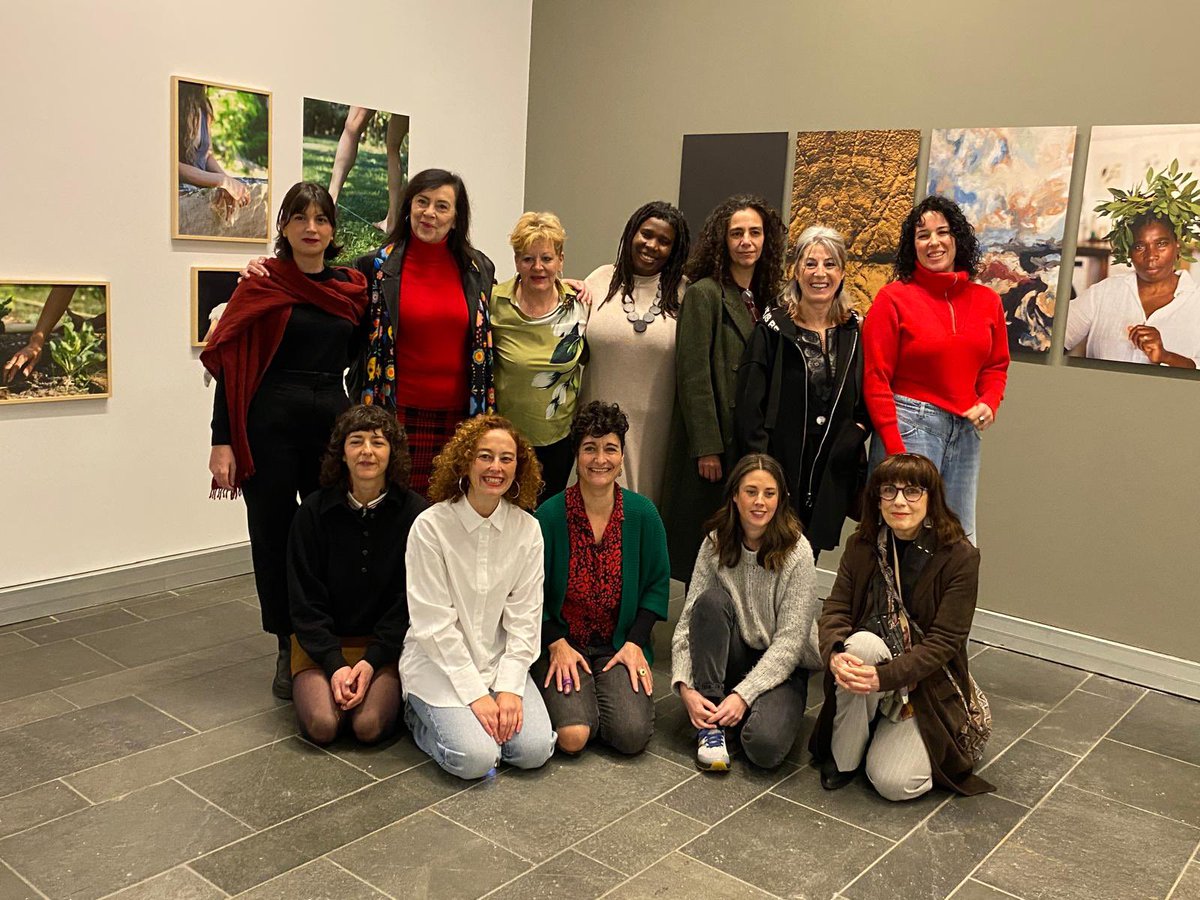 🖼️ “Sobre la tierra, bajo la sombra” llega a la Sala Amárica: una exposición que visibiliza las voces y memorias de las mujeres rurales a través de fotografía y literatura.

📆 Abierta hasta el 1 de febrero de 2026.