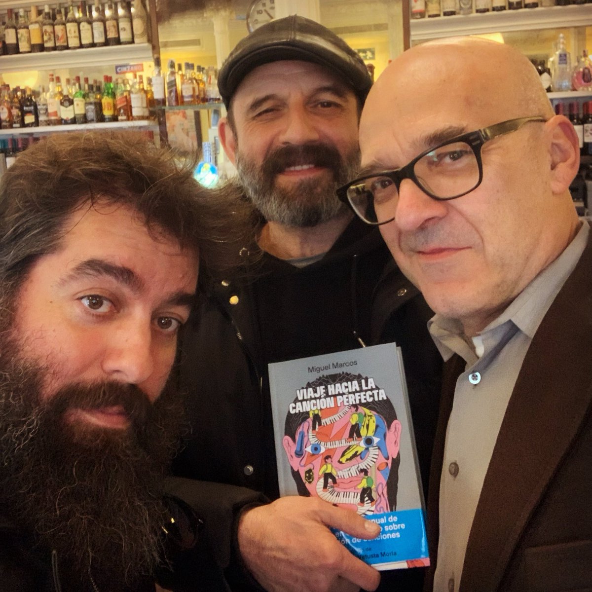 Después de una semana jodida…🖤
Llegaron los reyes magos! Maravilloso reencuentro con mis queridos <a href="/JoseleSantiago_/">joselesantiagoficial</a> y @victorcoyote —mis hermanitos mayores que tanto quiero y admiro— Un abrazo grande desde la soledad de la Torre de la Canción!! Salud queridos ✊