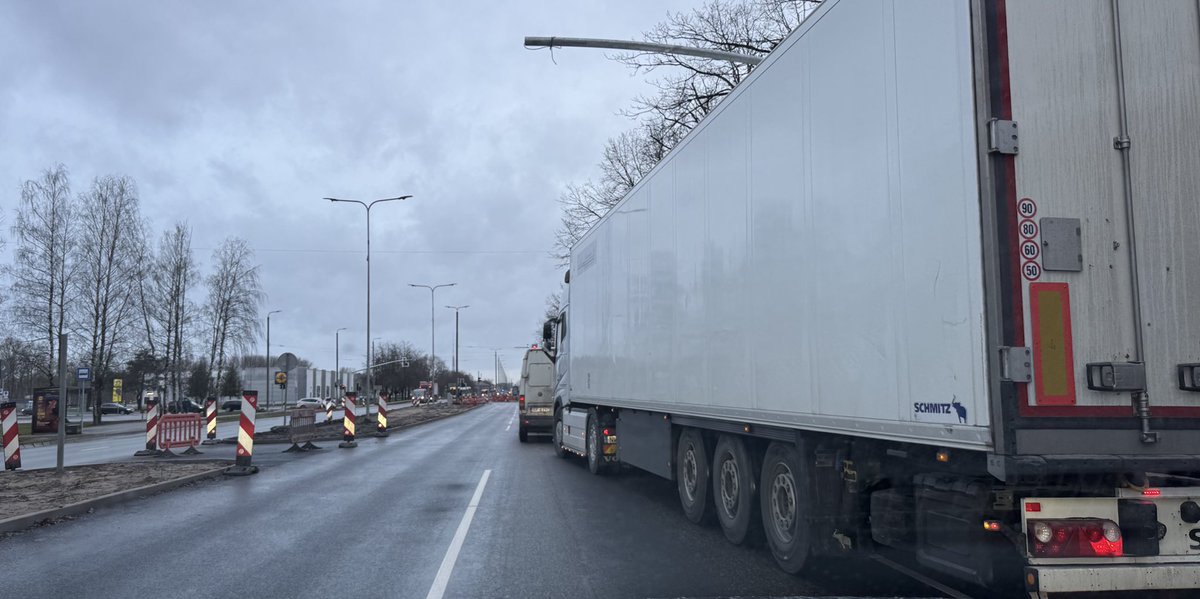 Latgoles īla, visi brauc taisni 2 joslās, tad jāsaspiežas vienā un pēc tam, kā tajā dziesmā “uz lielveikalu Mols..” atkal var braukt 2 joslās taisni. Neizskatas, ka tās ir pagaidu zīmes 🍌🍌🍌