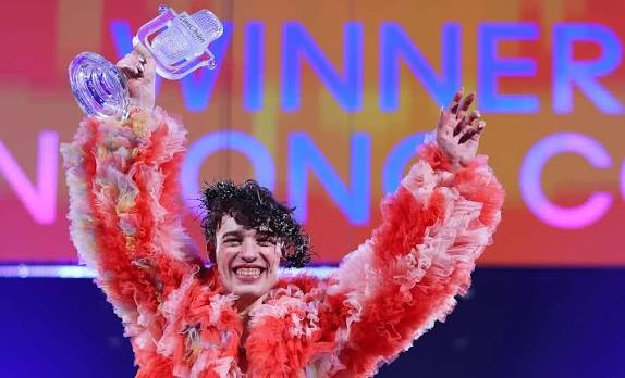 Zwycięzca Eurowizji 2024 Nemo odsyła swoje eurowizyjne trofeum do EBU na znak protestu.

W wydanym oświadczeniu pisze:

"Last year I won Eurovision and with it I was awarded the trophy.

And even though I'm immensely grateful for the community around this contest and everything