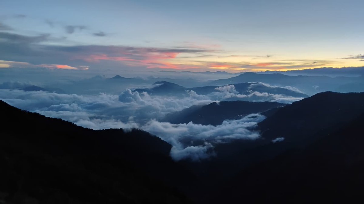In moments like this, surrounded by mountains and wrapped in cold air, I realize how big the universe is and how blessed I am to witness such beauty with my own eyes.
#Kashmir 
.
.
.
.
.
.
.
.
.
.
.
.
.
#Dhurandhar 
#KisKiskoPyarKaroon2