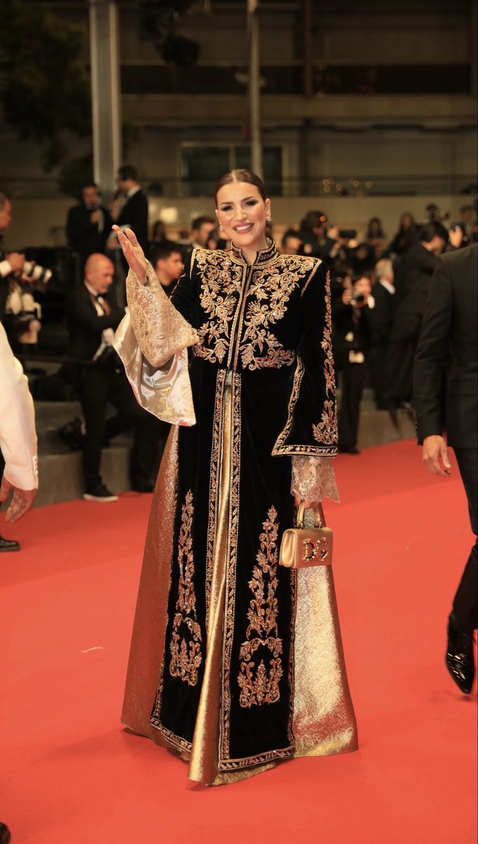 Victoire importante de l’Algérie aujourd’hui en Inde : l’UNESCO réaffirme la primauté de l’inscription du caftan algérien, après la modification des deux dossiers présentés par l’Algérie.
Le dossier de 2012 (Caftan de Tlemcen) a été clarifié par une mention plus explicite du