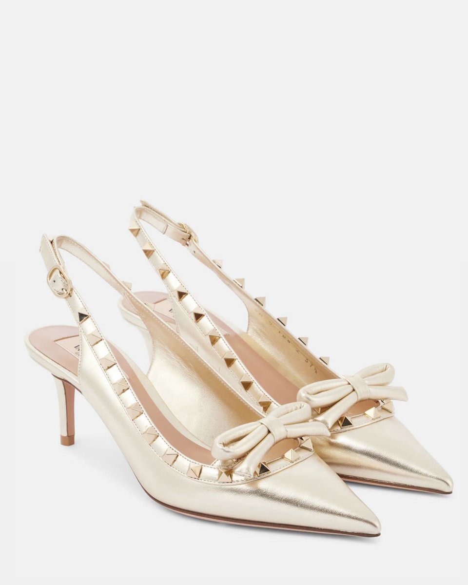 Valentino Garavani 

2999 بعد الخصم🪄

شامل التكاليف✔️