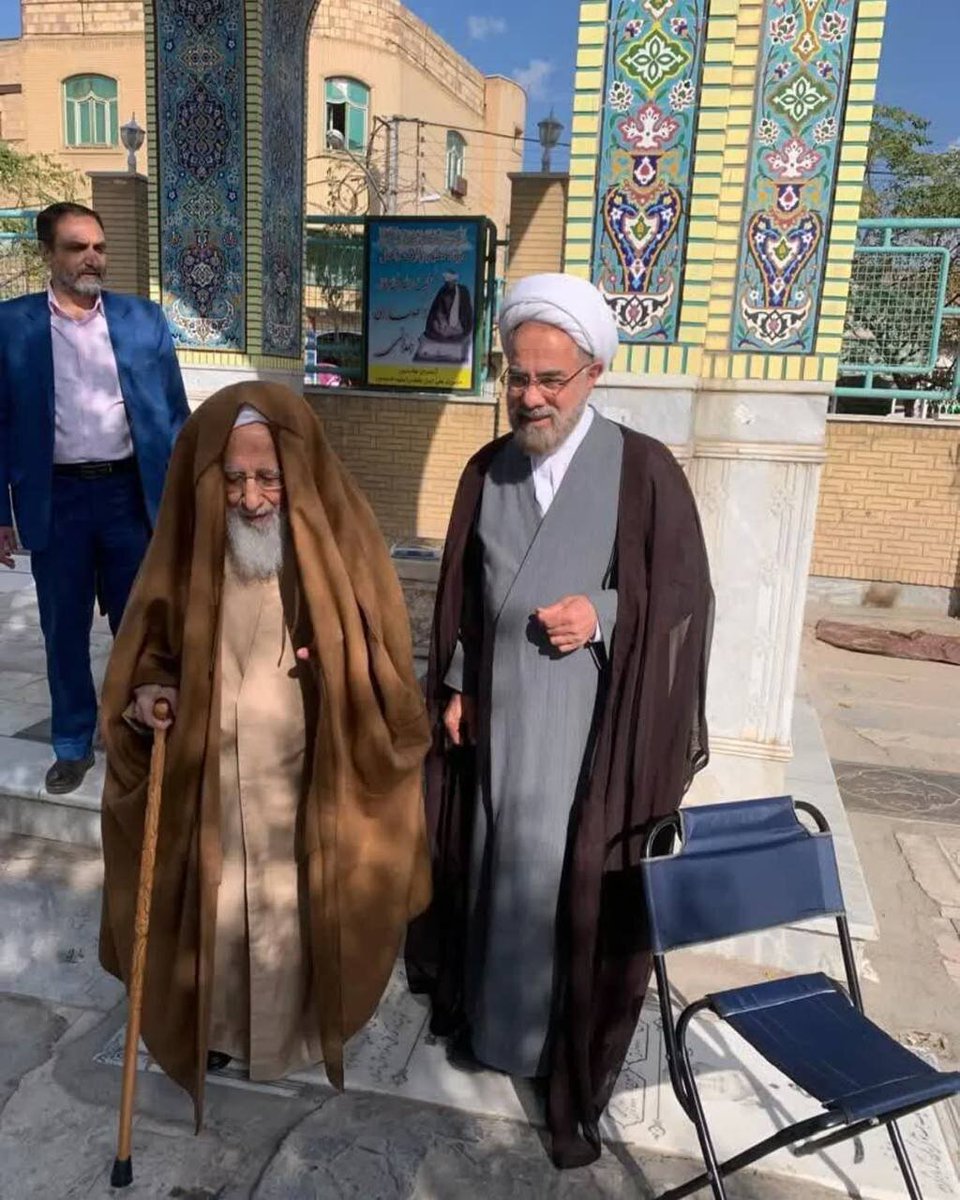 asedmahdiii's tweet photo. حضور آیت الله جوادی بر سر مزار مادر گرامیشون 
آبروی اهل دل از خاک پای ما��ر است https://t.co/nTtQYK7ce4