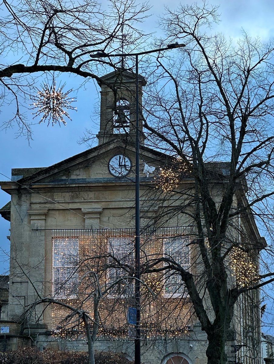 CarolineMills99's tweet photo. Out and about in the #Cotswolds today and yesterday, visiting &amp; supporting local businesses featured in 'Slow Travel The Cotswolds'. Fabulous lunch @cotswoldistill and shopping beneath the twinkling #Christmas lights of Chipping Norton. #ShopLocal https://t.co/dLQ0MoIfmm