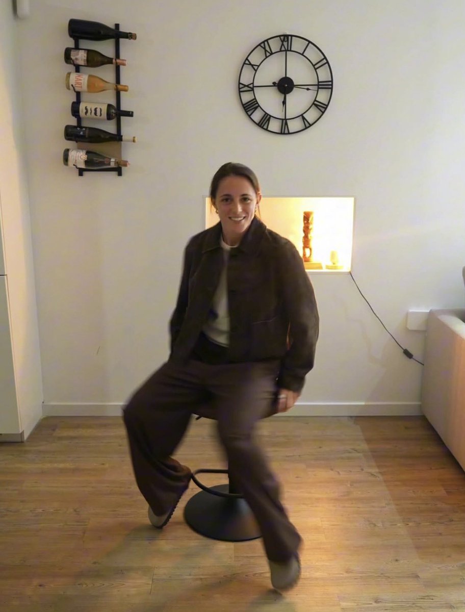 batllesource's tweet image. unserious post from her ig im crying😭😭