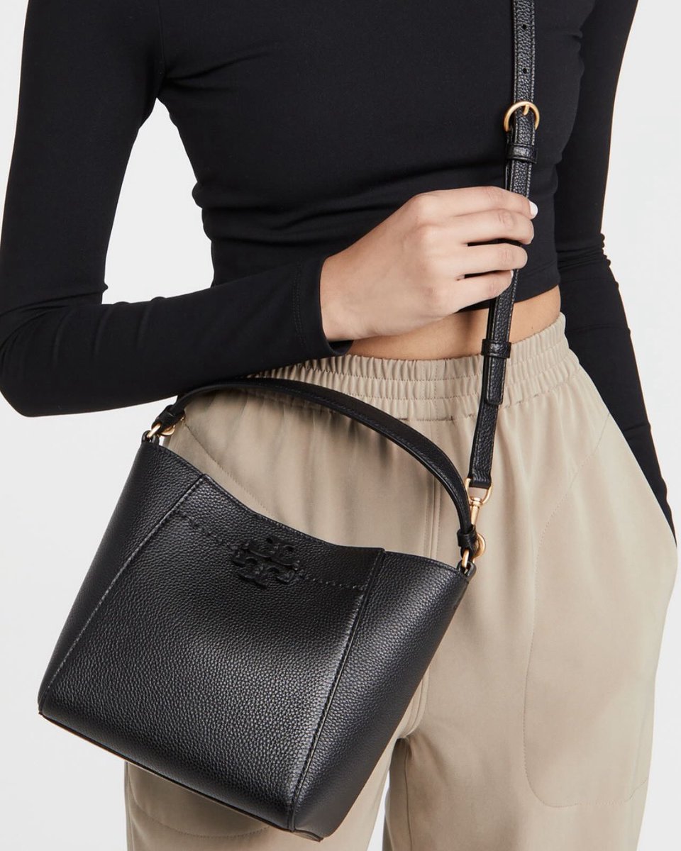 Tory Burch 

999 بعد الخصم 🪄

شامل التكاليف✔️