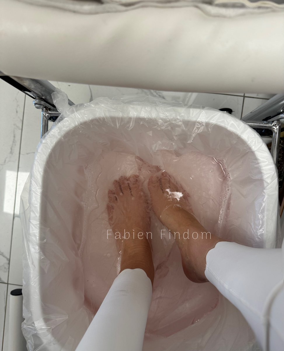 FabienFindom's tweet photo. Zrobiłam dziś nowy pedicure. Delikatny, mleczno biały. Świeży. Idealny.

Zanim go zrobiłam, moczyłam swoje stopy, relaksując się z pełną świadomością, że za chwilę tobą zawładną.

Jesteś ciekawy efektu?
Paragon 🧾 czeka w wiadomości prywatnej.

#findom #femdom #goddess #domina #dominacja #bdsm #feet @RTDoms @rt_feet @Brun0Parent