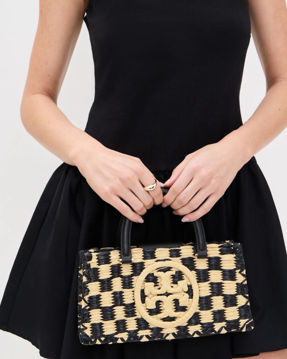Tory Burch 

950 بعد الخصم 🪄

شامل التكاليف✔️