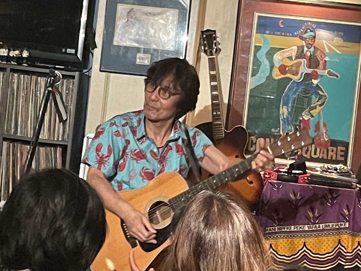 MitsusatoFulta's tweet photo. 今夜Bayou Gateに来てくれた、
店に入りきれないくらいの皆さん、
どうもありがとうございました!
心より感謝します。
有ちゃん、改めて開店20周年おめでとう㊗️
これからも、店も、歌も、頑張ってや、俺も引き続き頑張る💪
またね✌️
#BayouGate
#古田光郷
#上田有 https://t.co/aOSMUDbtku