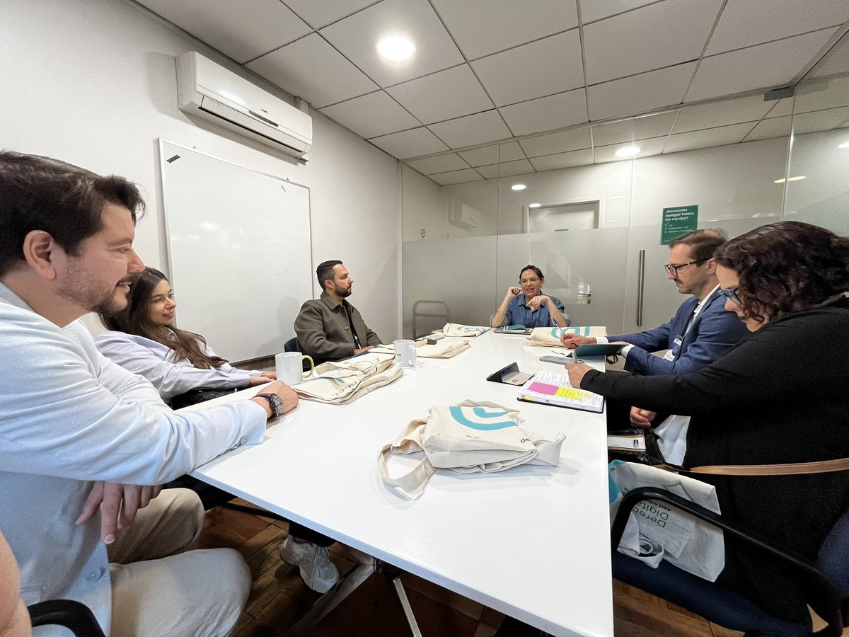 🇨🇱🗳️ #TransparenciaElectoral de vuelta en #Chile para tareas de acompañamiento de la Segunda Vuelta Presidencial de este domingo.

Hoy, la delegación se reunió con <a href="/derechosdigital/">Derechos Digitales</a>, ONG que integra junto a <a href="/TransparenciaAL/">Transparencia Electoral</a> red internacional de protección de privacidad de datos.