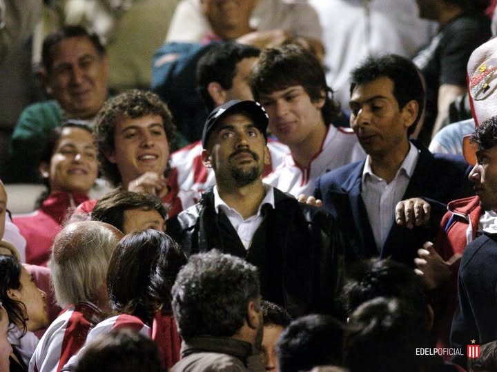 #EDLP Bombazo en Estudiantes: Verón, suspendido por la AFA, estará en la final de Santiago pero como hincha. Una situación que, sin dudas, le sumará un condimento súper especial al partido justo en la tierra de Toviggino. Como jugador, ya lo había hecho...
infocielo.com/deportes/bomba…