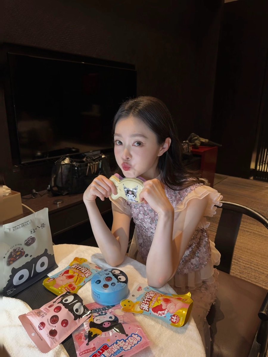 CAT 🫶🏼 (the weibo cat emoji is so cute i wish we have it too