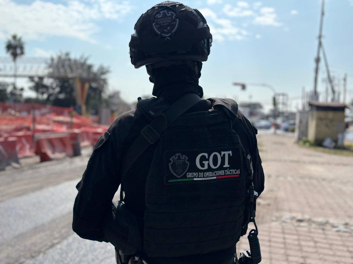 Trafico_ZMG's tweet photo. 🚆 Despliegan columna de vigilancia por el arranque de la Línea 4 del Tren Ligero

A partir de este lunes 15 de diciembre, la Policía de Jalisco reforzará la seguridad y la movilidad en toda la ruta de la nueva Línea 4, que será gratuita lo que resta del año

El Secretario de Seguridad, Juan Pablo Hernández González, informó que, ante la expectativa de movilizar a más de 100 mil usuarios diarios en los 21 kilómetros que conectan Tlaquepaque con el Centro de Tlajomulco, se instalarán oficiales en puntos estratégicos y zonas de mayor afluencia 👮‍

La Policía Estatal Preventiva se enfocará en la vigilancia desde estaciones hacia fraccionamientos cercanos a lo largo de las ocho estaciones 👁‍🗨

Por su parte, la Policía Vial trabajará para agilizar la circulación en los cruces más concurridos: Periférico Sur, Adolf Horn, Av. Concepción, carretera a San Sebastián El Grande y la cabecera municipal de Tlajomulco 🚄

#TráficoZMGPeriodismoCiudadano