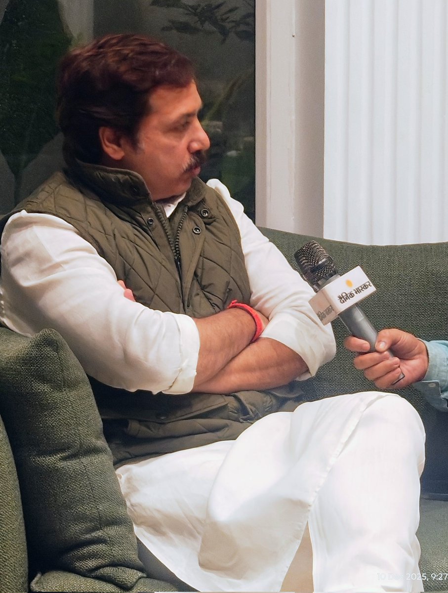 ImNileshVats's tweet photo. सवाल : मौजूदा सीएम योगी पर ठ��कुरवाद का आरोप लगता है, क्या कहेंगे?

धनंजय भैया - क्षत्रिय कभी जाति की राजनीति नहीं करता। मैं तो अक्सर पूर्व पीएम चंद्रशेखर जी का उदाहरण देता हूं। जब उन पर भी यही आरोप लगा, तो उन्होंने कहा था कि मैंने इसी कारण नाम से टाइटल हटा दिया। साथ में यह भी कहा कि मैं क्षत्रियों का नेता होता तो पूरे देश की स्थिति कुछ और होती।
क्षत्रिय पूरे समाज को लेकर चलता है। उसे जब भी मौका मिला, चाहे वो वीपी सिंह जी हों, जिन्होंने मंडल कमीशन की रिपोर्ट लागू कर ओबीसी को आरक्षण दिया। या फिर अर्जुन सिंह जी हों, जिन्होंने उच्च शिक्षा में आरक्षण लागू कर गरीब और समाज के उपेक्षित तबकों को अवसर दिया।

सत्ता मिलने पर क्षत्रियों ने हमेशा ही न्याय किया है। क्षत्रियों की कोई ऐसी पार्टी नहीं, जो प्राइवेट लिमिटेड कंपनी या फैमिली लिमिटेड कंपनी हो। लोगों को पढ़ना चाहिए। क्षत्रियों का त्याग भी देखना चाहिए। सिर्फ आलोचना नहीं करना चाहिए। आजादी के बाद राजपूताना राइफल्स में कितने लोग शहीद हुए, इसे भी देखना चाहिए।