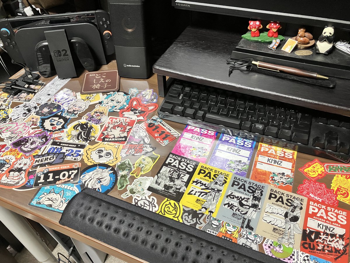 KMNZステッカーが好きなので透明なデスクマットの下に入れてます