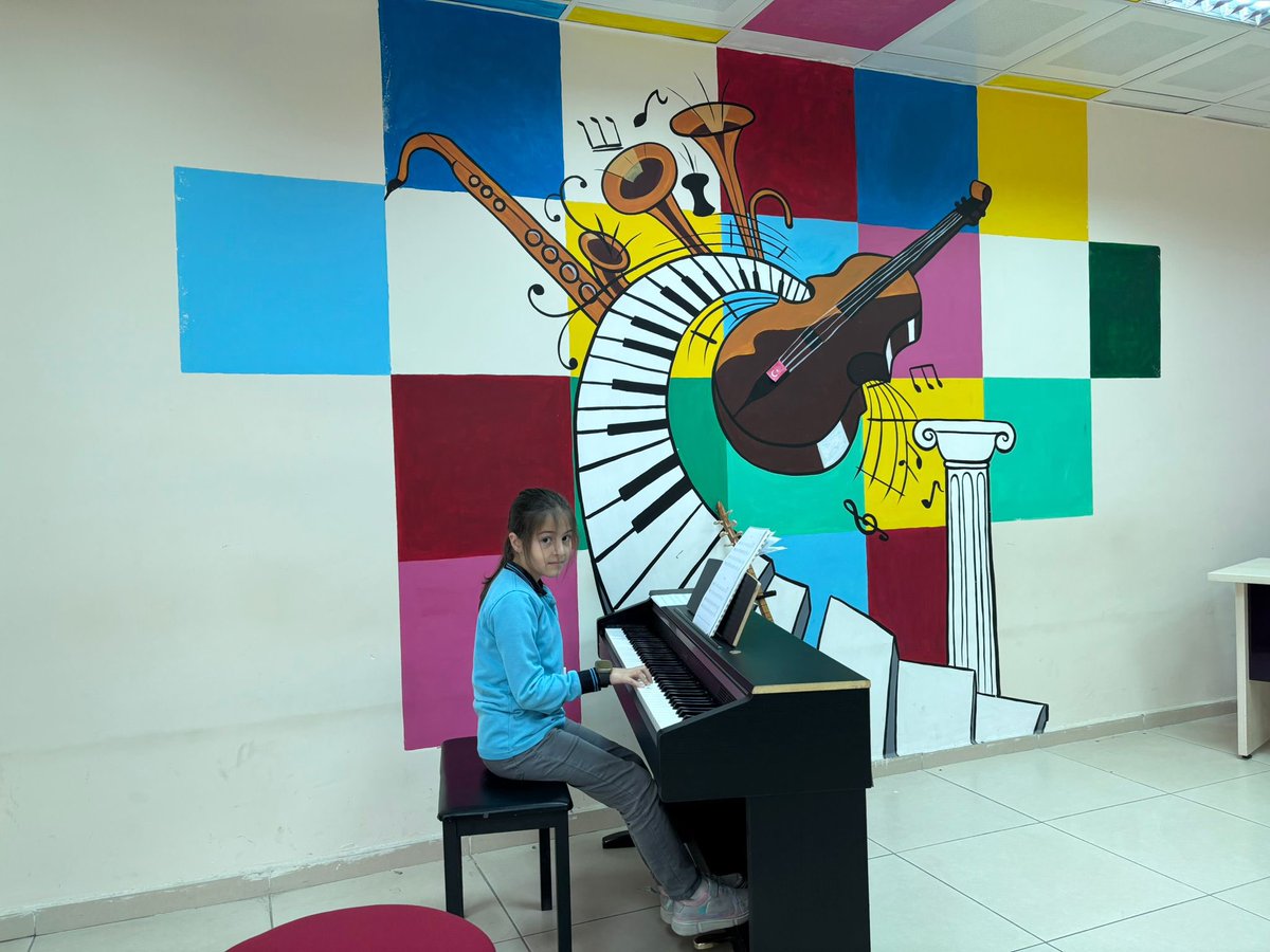 🎸#GüzelSanatlarAtölyesi Piyano eğitimlerimizle gençlerimiz, müzik yolculuğunda  🎹