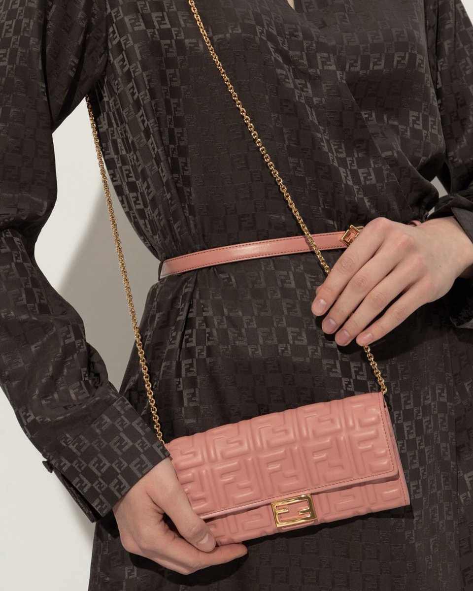 Fendi

3030 بعد الخصم🪄

شامل التكاليف✔️