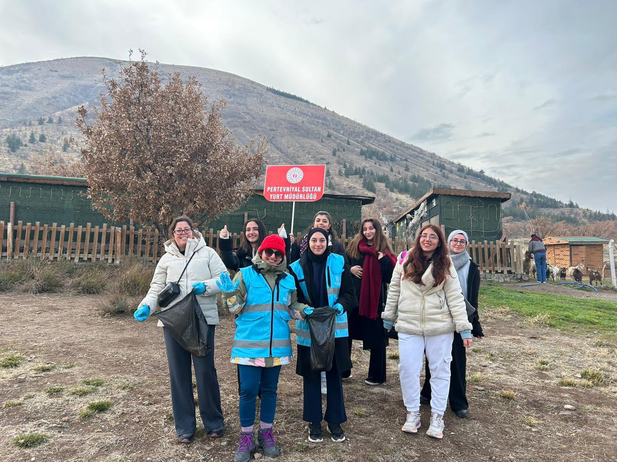KayseriKYGM's tweet photo. 📌 Pertevniyal Sultan Yurdu 
 Öğrencilerimiz ile Ali Dağında çevre temizliği etkinliği yaparak doğa ve dağlarımıza sahip çıkıyoruz .🍁🍃 https://t.co/Q1PX0nZnJ0