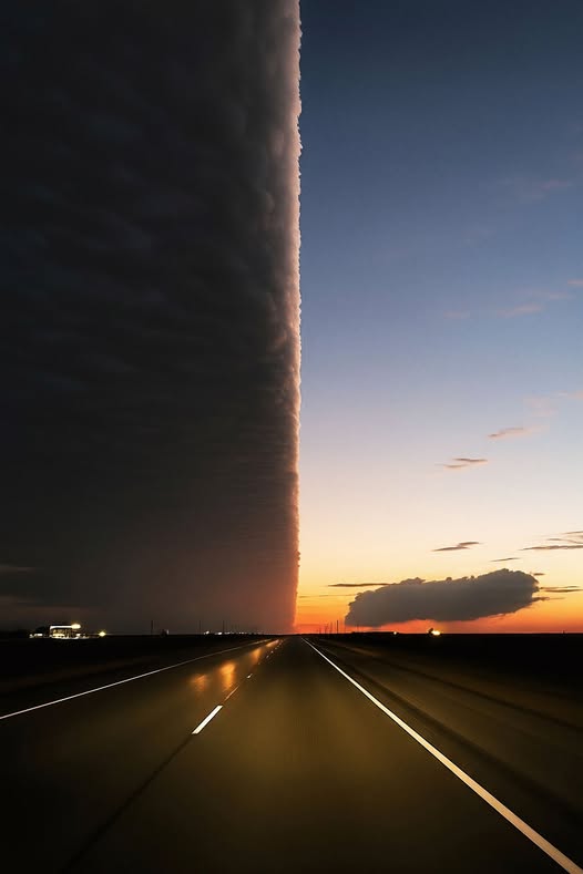 NightSkyToday's tweet image. A Rare Cloud Formation Over Texas ☁️🇺🇸
