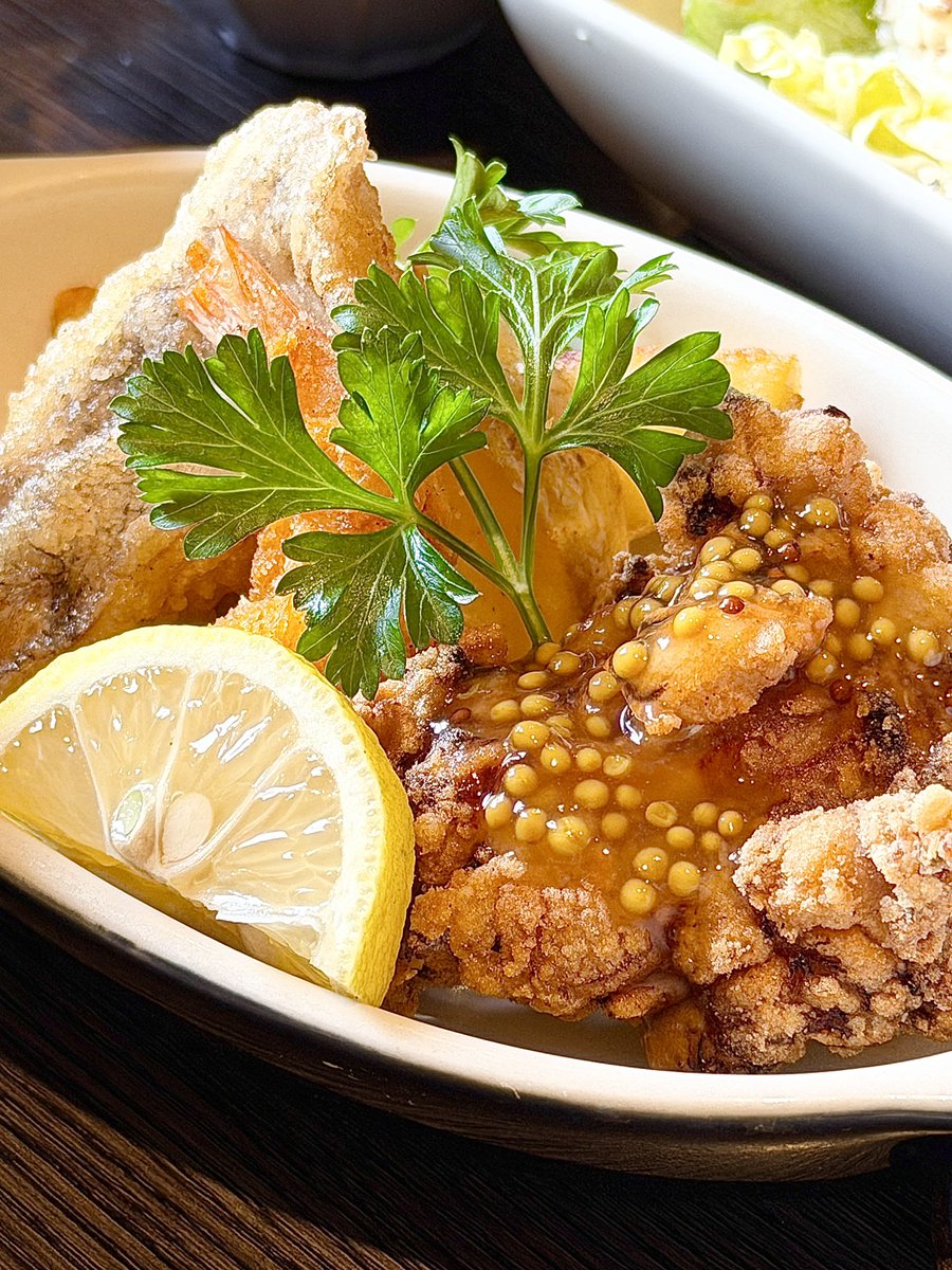 yoppi_fukui's tweet photo. ＼限定20食！全9品カゴ盛りランチ／

勝山で食レポシリーズ第2弾！
前回キノアンドさんに続く第2回は @marukou4733 の社長さん行きつけのお店。

福井県勝山市滝波町、福井県立恐竜博物館近くにあるごはん屋さん。

この日食べたのは
1日20食の限定ランチメニュー「ごっつぉランチ（1,500円）」。

①ごはん　
②刺身　
③メイン
④小鉢
⑤みそ汁
⑥デザート
⑦茶碗蒸し
⑧サラダ
⑨つけもの

の全9品がでっかいカゴに盛られて提供されるランチ。
9品もあって1,500円はなかなかコスパよい。

こ���日のメインはミックスフライ、刺身は��ツオと黒姫鯛。
どのおかずも新鮮・出来立てで めちゃんこ美味しかった。

土日祝はさらに2品増えて、11品（1,850円）バージョンに。
カゴに11品ものりきるんだろうか？笑

「いろんなおかずをちょっとずつ楽しみたい」
という人には特におすすめであります。

もし限定ランチが売り切れても

・淡路島直送モチモチ「生パスタランチ（1,650円）」
・若狭牛と国産ポーク使用「福井バーグランチ（1,850円）」
・ステーキメインの「恐竜ステーキランチ（1,950円）」
・キッズ向け「おこさまランチ（1,450円）」
・ソースかつ丼×おろしそばの「福井ランチ（1,650円）」

などなど、おいしそなメニューもりだくさん。

店内は、カウンター席とテーブル席があった。

駐車場はお店の前に数台なので、乗り合わせがおすすめ。
（お店の前は田んぼ��から路駐してる人も多いけど笑）

#恐竜博物館 帰りの観光客が多い土日はもちろん、
平日も開店直後から満席になるお店だから
事前予約が必須であります。

ごはん屋ごっつぉ さんの「ごっつぉランチ（1,500円）」

食べてみたい！と思ったら

【🦖(きょうりゅう)】

とコメントしてネ😋

_____________________________

【 SHOP DATA 】
#ごはん屋ごっつぉ

◇Instagram／ー
◇電話番号／ 0779-88-0520
◇住所／〒911-0034 福井県勝山市滝波町5-314
◇営業時間／11:30〜14:00L.O、18:00〜21:00L.O
◇定休日／月・火曜　※要確認
◇駐車場／ あり（無料）
_____________________________

＼食レポしてほしい #福井グルメ 大募集／
フォロワーさんが食レポしてほしいお店があればコメント・DMで教えてね😉希望が多いお店は食レポしに行くかも？😋

#福井ランチ