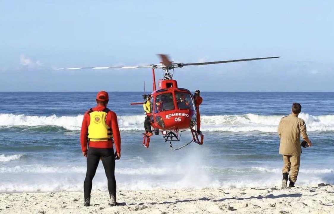 MolterGui's tweet photo. Amigos, vamos falar sobre um assunto sério!

Com a proximidade do Verão, as ocorrências nas praias aumentam! Em alguns casos, os amigos Bombeiros precisam pousar o helicóptero na areia.

Se isso acontecer:

Feche o Guarda Sol
Afaste-se 50m do local
Segurem as crianças
Protejam-se https://t.co/fMVRjkVu4b