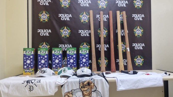 futebol_info's tweet photo. Polícia Civil do Rio de Janeiro desmontou, na última terça-feira, um plano de ataque de organizada do Vasco contra torcida do Fluminense antes da semifinal da Copa do Brasil.

A Polícia recebeu a informação de que membros da Força Jovem do Vasco estariam armazenando armas brancas e outros objetos que seriam usados em um ataque.

Segundo a corporação, o objetivo era causar desordem, violência e impedir a torcida do Fluminense de acessar o Maracanã no jogo de hoje.

Os policiais apreenderam porretes, cabos, pregos, morteiros e materiais da torcida organizada na casa de um dos envolvidos.

🗞 @g1
📸 Reprodução