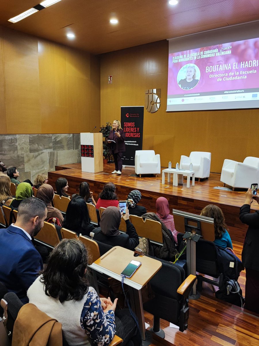 JOVESOLIDES's tweet image. Arranca la clausura de la sexta edición de la #EscuelaDeCiudadanía. 

La directora, @Bouty_Elhadri, ofrece unas palabras de bienvenida que recuerdan que no es solo el cierre de un programa. 

Es un acto de presencia política en un momento en el que la disputa por el marco…