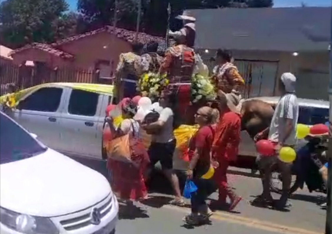 Fieles acompañaron en procesión al patrono de Paraguarí, Santo Tomás Apóstol al inicio del novenario. El intendente Marcelo Simbron divide al pueblo al organizar una musiqueada en el Cerro Pero en la misma noche de la serenata en la explanada de la iglesia por puro capricho.