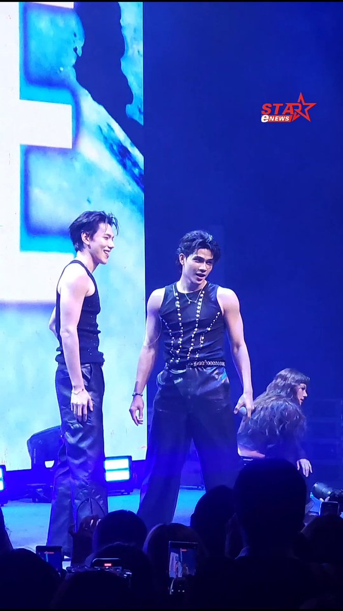 StarENews's tweet photo. ฮอตเซ็กซี่แพ็กคู่! 🔥 Daou โผล่เซอร์ไพรส์ SAMUI โชว์ร้องเต้นเพลง ละลาย (Lalalye) บนเวที SAMUI “MAHASAMUTH” ALBUM STAGE
ดูคลิป > https://t.co/xGJR49t6Bl
#SAMUI #MAHASAMUTH #DAOU #WhiteMusic #GMMMusic #ข่าวบันเทิง #StarEnews https://t.co/3i7KxwZ7uA