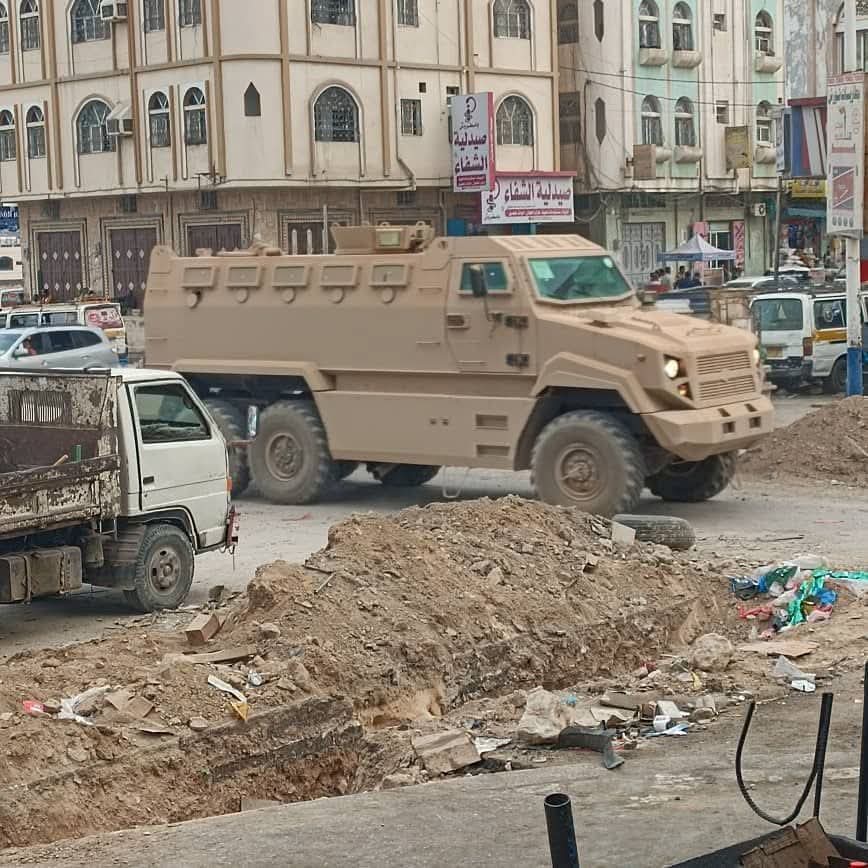 اليوم لا شيء يتوفر في مناطقنا الواقعة تحت هيمنة تحالف السعودية والإمارات سوى المدرعات والعربات العسكرية التي تجوب الشوارع وتتواجد في كل زاوية، تحولت مناطقنا إلى ما يشبه المعسكر الكبير بسبب انتشار المليشيات، يدفعون المليارات في عسكرة البلد، لكنك لن تجدهم عندما يطالب الناس بأبسط